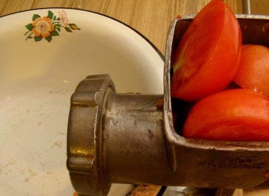 1. Этап. Аджика вареная на зиму из помидоров: У нас в наличии приличная порция овощей, с которыми нужно как можно скорее расправиться. Сперва помоем их и избавим от подпорченных частей (если нужно). Особенно это касается помидоров. С виду они могут казаться совершенно целыми. Разрежьте их и понюхайте. Пахнут хорошо - отправляйте в мясорубку!