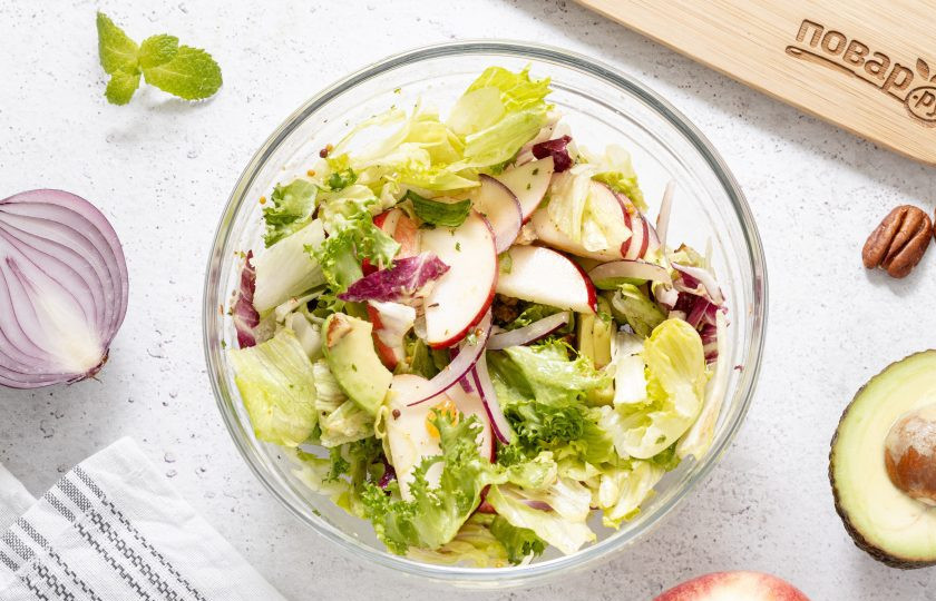 1. Этап. Салат с авокадо и яблоком: Заправьте салат, аккуратно перемешайте.