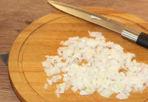 1. Этап. Вкусные ракушки с начинкой из индейки: 9. Лук очищаем и очень мелко нарезаем.