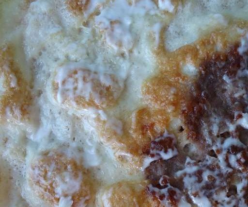 1. Этап. Яичный рулет с фаршем: Пока наш своеобразный омлет теплый, смазываем соусом из майонеза (мясную сторону), заворачиваем рулетом. Вот такие яичные рулеты с фаршем получаются. Приятного аппетита!