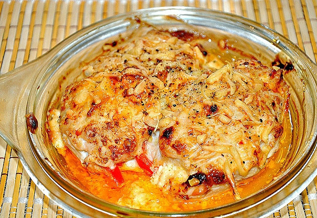 1. Этап. Куриные конвертики: Перед тем, как отправить конвертики в духовку, посолите их и присыпьте небольшим количеством тертого твердого сыра, чтобы получилась красивая корочка. Духовку разогрейте до ста девяноста градусов, выпекайте конвертики сорок пять минут.