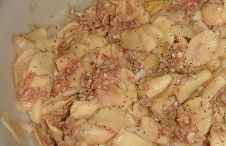 1. Этап. Чуду с мясом: Добавьте травы и специи. Вы можете использовать любые приправы на ваш вкус.