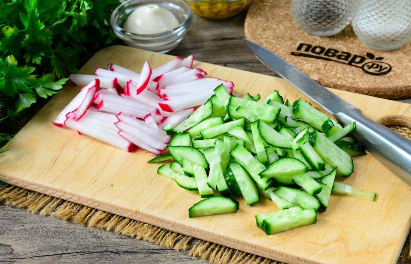 1. Этап. Салат Весенняя свежесть: Сполосните редис и огурцы, срежьте хвостики. Овощи нарежьте соломкой.