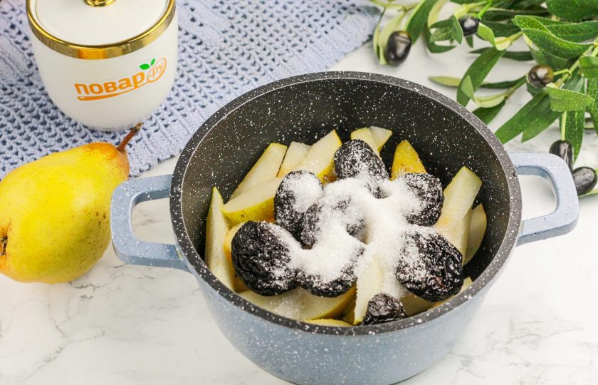 1. Этап. Компот из груш и чернослива: Всыпьте сахар и лимонную кислоту. Можно добавить ванильный сахар для аромата и вкуса.
