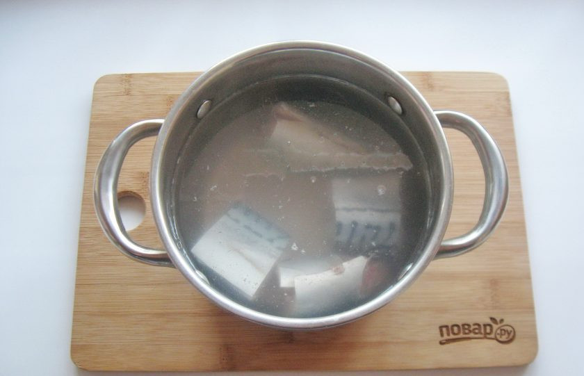 1. Этап. Уха прозрачная: Выложите в кастрюлю и залейте свежей водой.