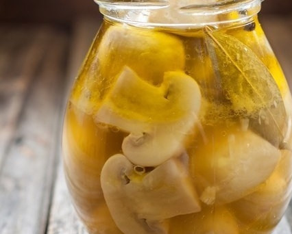 1. Этап. Маринованные шампиньоны за 7 минут: 5. Выложите грибочки в банку, остудите и отправьте в холодильник.