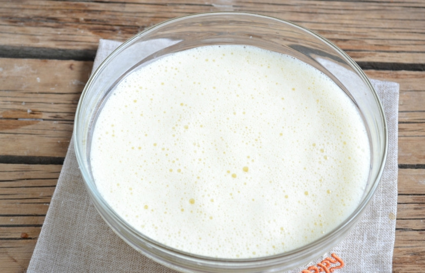 1. Этап. Торт Панчо с вишней: Взбивайте миксером примерно 8-10 минут, чтобы масса посветлела и увеличилась в объеме.