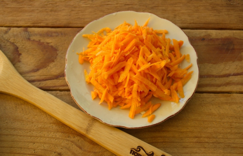 1. Этап. Борщ куриный: В большую 3-литровую кастрюлю поместите куриное мясо на кости. Я взяла два куриных стейка. Залейте водой. На плите доведите до кипения. Пока бульон готовится, натрите на терке морковь.