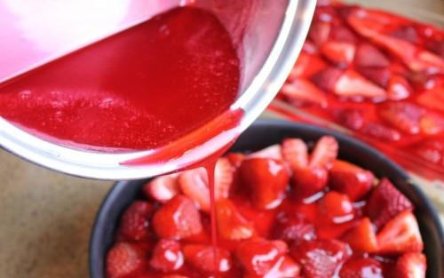 1. Этап. Творожный пирог с клубникой: 4. Теперь заливаем их подготовленной смесью, и пусть пирог сначала остынет при комнатной температуре, а потом переставим его в холодильник.