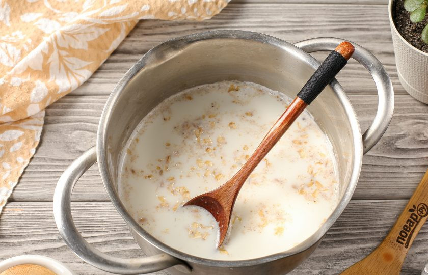 1. Этап. Геркулесовая каша на молоке: Небольшими порциями всыпьте геркулес и постоянно помешивайте, чтобы хлопья равномерно распределились. Добавьте соль и сахар по вкусу.