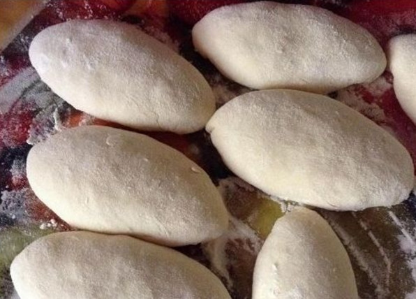 1. Этап. Пирожки жареные (на кефире): 8. Каждый шарик раскатайте и выложите начинку, защипните плотно и сформируйте пирожок.