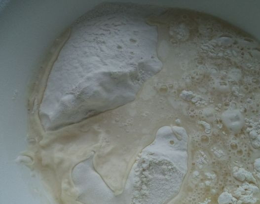 1. Этап. Тесто на пиццу без дрожжей: 4. Начинаем замешивать тесто. Для этого понадобится обычная ложка.