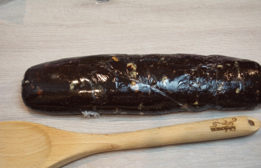 1. Этап. Шоколадная колбаса: У нас получится вот такая аккуратная колбаска. Хорошо закрепите края плёнки, чтобы шоколадная масса не вылезла.