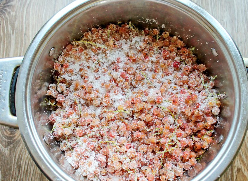 1. Этап. Варенье-желе из смородины: Выложите смородину в большую кастрюлю с толстым дном и всыпьте сахар. Все перемешайте и оставьте на 10 минут, чтобы ягоды дали сок.