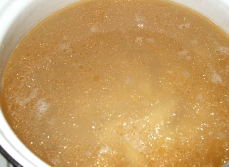 1. Этап. Уха из головы семги: В бульон мы кладем картофель и варим 10 минут. Затем добавляем обжаренные лук и морковь, мясо рыбы. Варим еще 5 минут и добавляем лавровый лист. И теперь варим на медленном огне до полной готовности картофеля. Выключаем огонь, накрываем кастрюлю крышкой и даем настояться 20 минут. И ваша уха из головы семги готова!