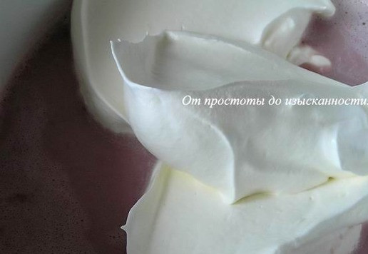 1. Этап. Клубнично-мятное мороженое: Добавьте взбитые в крепкую пену сливки и ванилин.