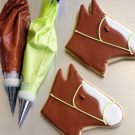 1. Этап. Печенье Лошадь: 3. Глазурь или краска обязательно должны застыть прежде, чем вы будете наносить следующий слой. Для этого понадобится около часа. Затем нанесите детали - упряжку и глаза. Здесь снова можно использовать сахарную глазурь (для упряжки) и шоколад (для глаз).