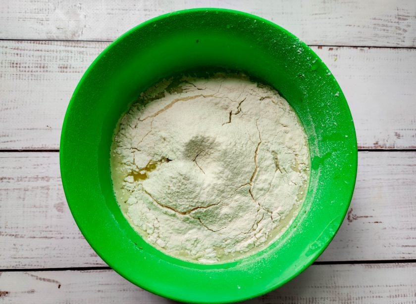 1. Этап. Блинчики с морковной начинкой: Всыпьте просеянную муку и хорошо перемешайте.