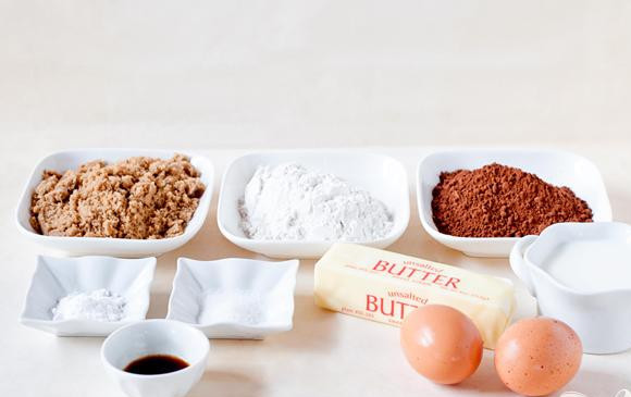 1. Этап. Печенье с зефирной начинкой и шоколадной глазурью: 1. Сделать печенье. Разогреть духовку до 175 градусов. Выстелить противни пергаментной бумагой или силиконовыми ковриками. В средней миске смешать муку, какао-порошок, соду и соль. В большой миске взбить сливочное масло и коричневый сахар вместе. Добавить яйца, по одному за раз, взбивая после каждого добавления. Затем добавить ванильный экстракт. Добавить 1/3 мучной смесь и взбить, затем добавить половину молока и перемешать. Повторить с оставшейся мукой и пахтой (добавить 1/3 муки, 1/2 молока, еще 1/3 муки, оставшееся молоко, затем оставшуюся муку).