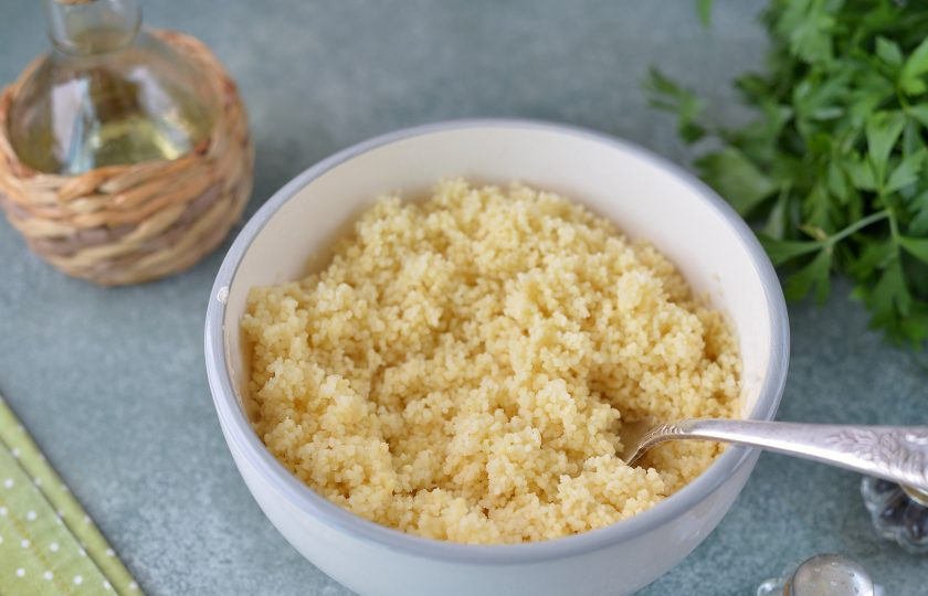 1. Этап. Кускус с вялеными томатами: Спустя время разрыхлите готовый кускус вилкой и дайте ему немного остыть.