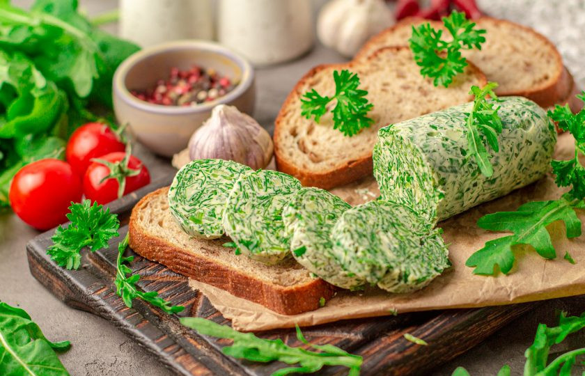 1. Этап. Зеленое масло с рукколой: Достаньте сливочное масло с рукколой из холодильника, снимите пленку и используйте по назначению. Храните масло в холодильнике 1-2 недели, завернув в пергамент или заморозьте в морозильнике для более длительного хранения. Приятного аппетита!