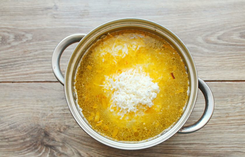 1. Этап. Сырный суп с куриными желудками: Плавленые сырки натрите на средней терке и выложите в кастрюлю с супом. Варите суп, мешая, до полного растворения сыра. Добавьте в кастрюлю резаную зелень, снимите с огня и подавайте.