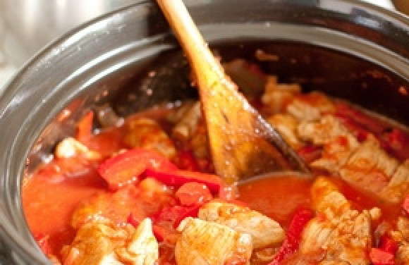 1. Этап. Свинина тушеная с болгарским перцем: Добавляем мясо, томаты, специи. Доводим до кипения и тушим под крышкой на маленьком огне около часа до готовности мяса.