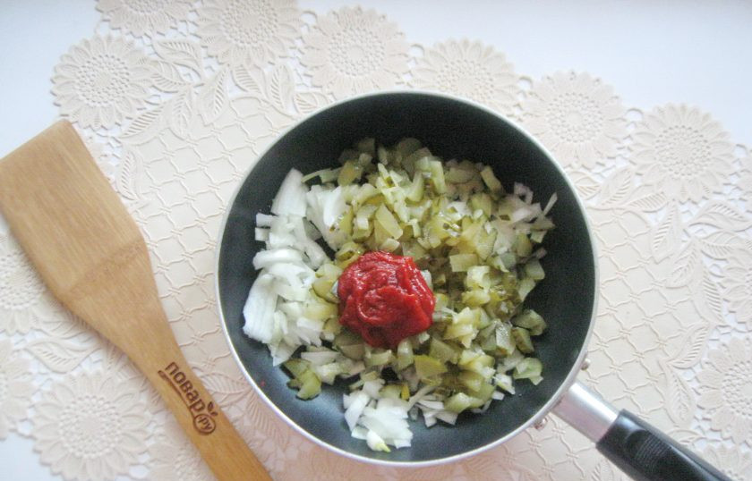 1. Этап. Солянка с лечо: Выложите в сковороду томатную пасту.