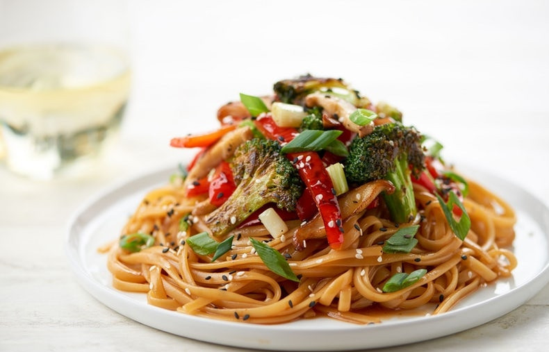 1. Этап. Паста терияки: Подавайте пасту терияки, выложив сверху овощи из духовки. Посыпьте блюдо луком и кунжутом. Приятного аппетита!