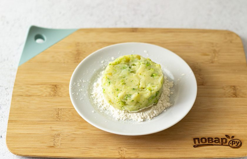 1. Этап. Овощные медальоны: Сформируйте из этой массы медальоны с помощью кулинарного кольца. Обваляйте в муке.