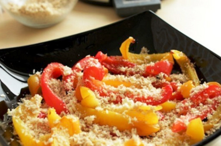 1. Этап. Простой салат с болгарским перцем: Готовый перец сложите в салатницу, полейте оливковым маслом и лимонным соком, добавьте орехи и чеснок. Поставьте на час в холодильник.