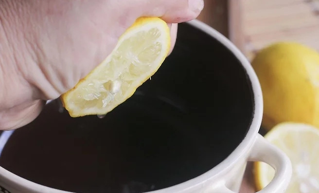 1. Этап. Салат с растительным маслом: Лимонный сок смешайте с растительным маслом и добавьте цедру.