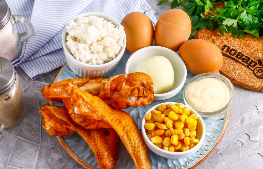 1. Этап. Салат с копченой курицей и рисом: Подготовьте указанные ингредиенты. Заранее отварите и остудите рис. Отварите и остудите куриные яйца.