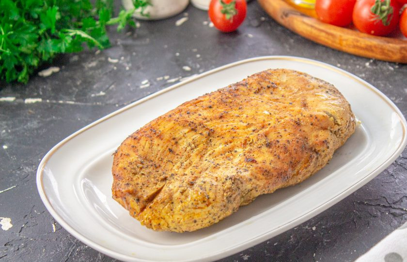 1. Этап. Домашняя ветчина из индейки: Готовое мясо достаньте из духовки и оставьте в пакете полностью остыть. После переложите на блюдо и подавайте к столу.