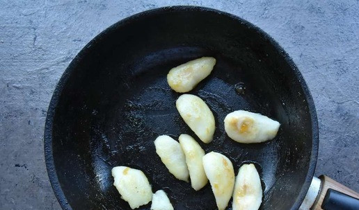 1. Этап. Тосты с грушей и сыром: В сковороде, где готовилась карамель обжарить груши, по необходимости добавив еще сахар.