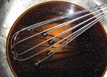 1. Этап. Тушеные ребрышки с соусом Терияки: Соус Терияки: Смешайте Saki, соевый соус, сахар, имбирь и мирин.