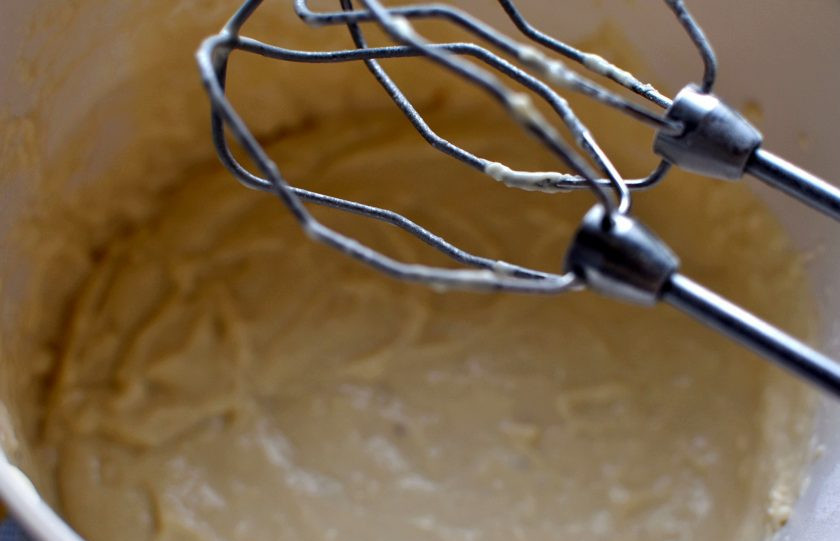 1. Этап. Наливной пирог с тунцом и помидорами в мультиварке: Всыпьте просеянную с содой муку и быстро миксером на средних оборотах замесите тесто.