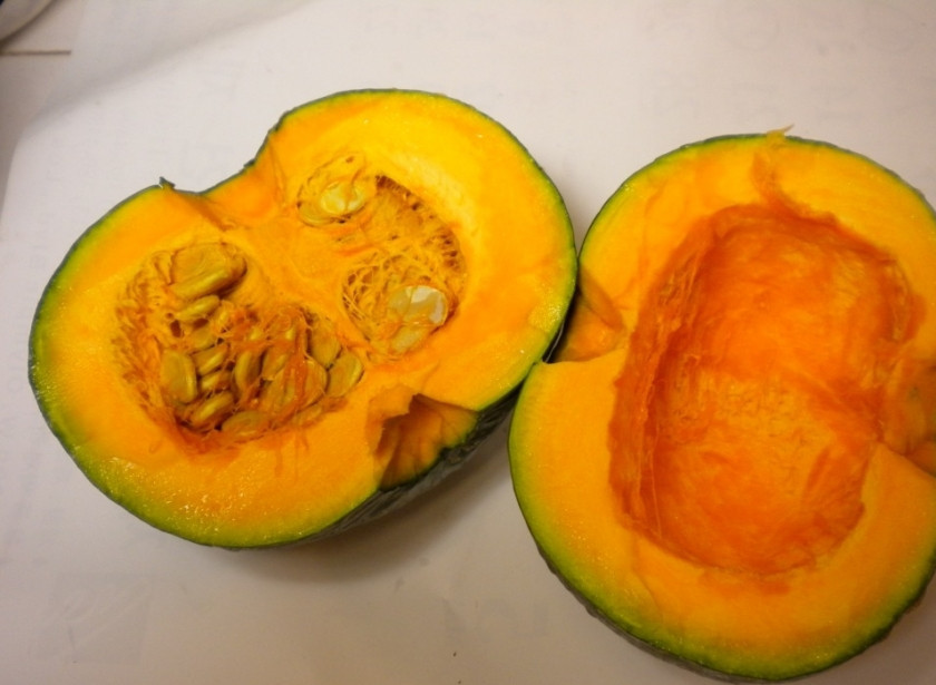 1. Этап. Каша из тыквы на воде: Тыкву промойте, почистите и порежьте на части. Удалите все семечки.