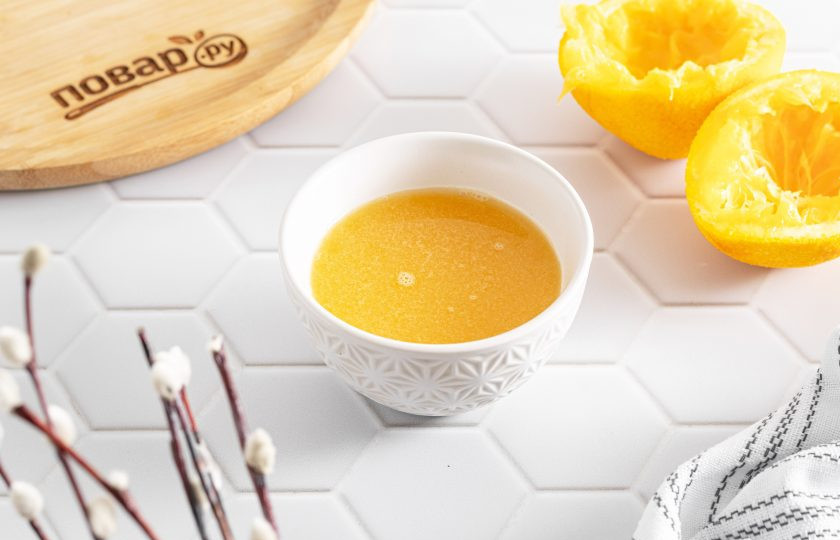 1. Этап. Кулич из рисовой муки: Апельсин разрежьте пополам, выжмите сок. Должно получиться 150 мл. Добавьте в него пару капель ванильного ароматизатора.