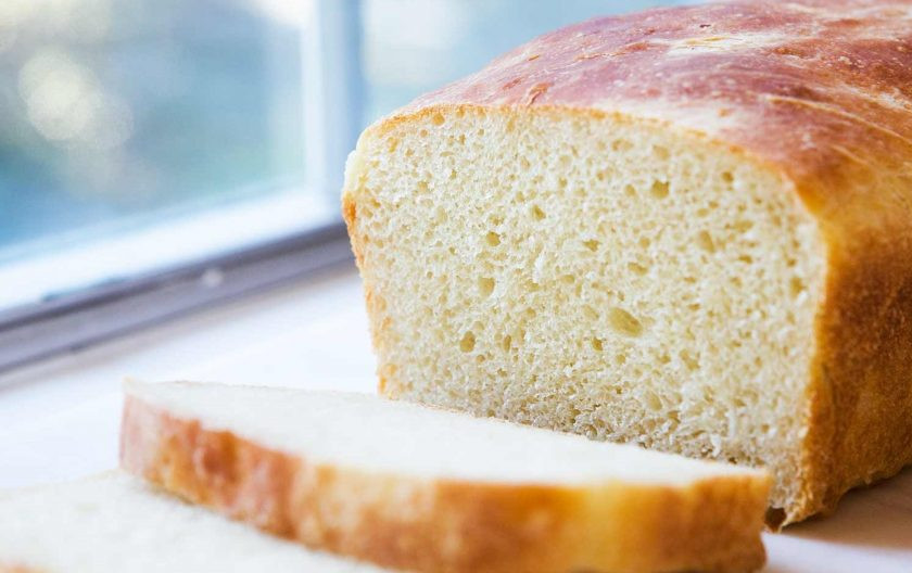 1. Этап. Хлеб из картофеля: 10. После приготовления еще теплый хлеб достаньте с формы с помощью ножа, порежьте его и подавайте к столу.