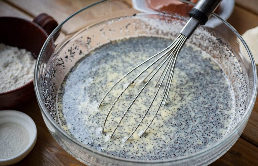 1. Этап. Манник с маком на молоке в духовке: Венчиком перемешайте эти ингредиенты до получения однородной смеси, оставьте миску в покое на 30 минут, чтобы манка набухла.