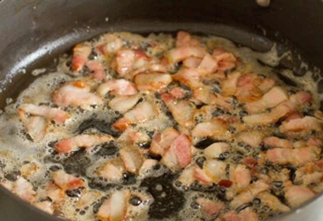 1. Этап. Сливочная паста с ветчиной и брокколи: Ветчину порежьте ломтиками и слегка обжарьте на сливочном масле.