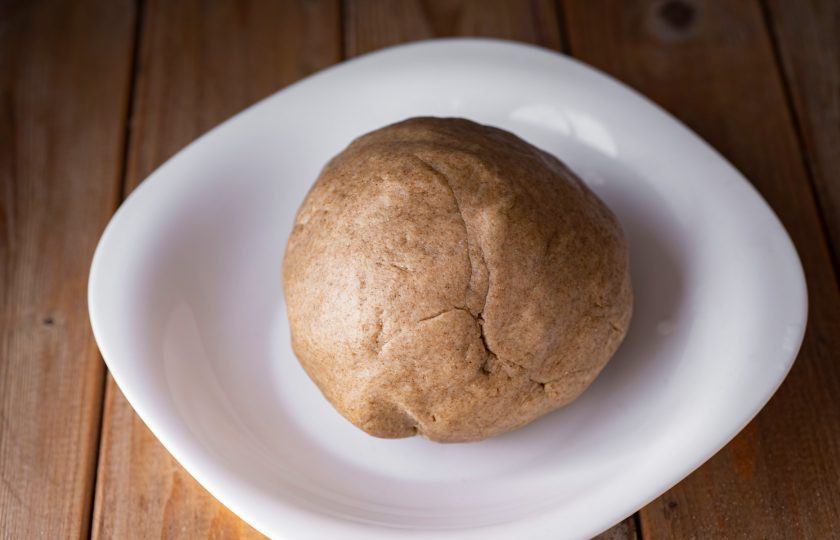 1. Этап. Ржаное печенье: Замесите мягкое тесто, которое не должно прилипать к рукам. Если необходимо, то чуть добавьте ржаной муки.