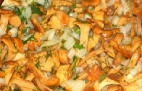 1. Этап. Лисички в духовке: Добавьте в сковороду обжаренный лук и чеснок, специи, половину сметаны. Все перемешать, довести до кипения и готовить на медленном огне 6 минут.