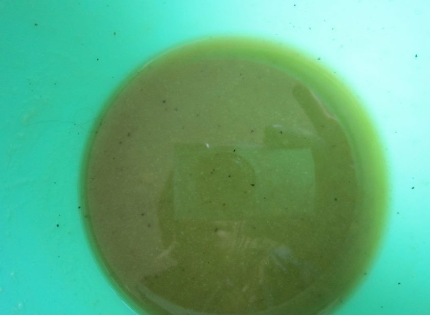 1. Этап. Салат с запеченной свеклой и сыром: Приготовьте заправку из масла, горчицы и уксуса, соли и перца.