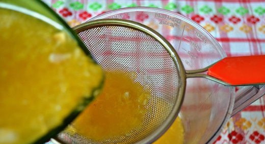 1. Этап. Перепела фаршированные: Приготовьте соус. Из апельсинов выжмите сок и процедите через ситечко.