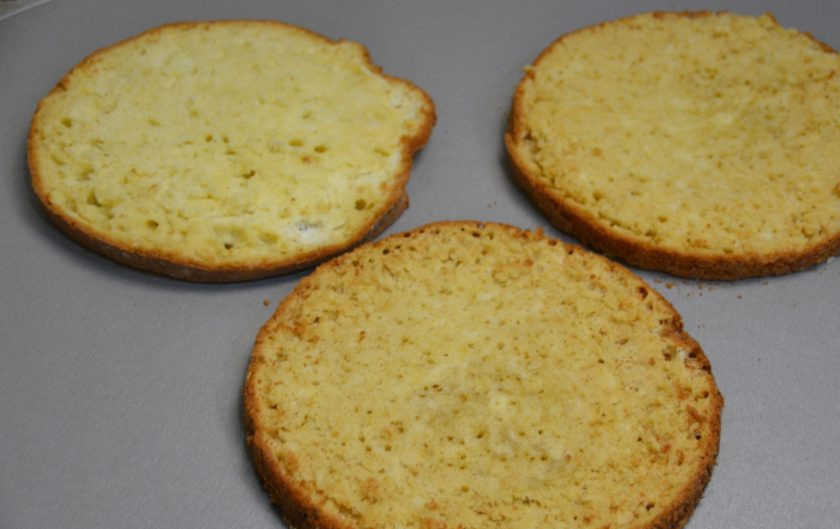 1. Этап. Мандариновый торт на Новый год: Разрежьте бисквит на три коржа.