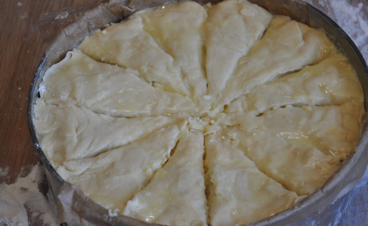 1. Этап. Ачма по-аджарски: Ножом разделяем ачму на порционные кусочки. В прорези вливаем остатки растопленного масла.