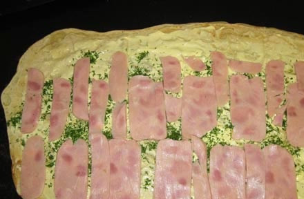 1. Этап. Рулет из лаваша с ветчиной и сыром: 8. Выложите на лаваш, оставив немного свободного места на краешке.