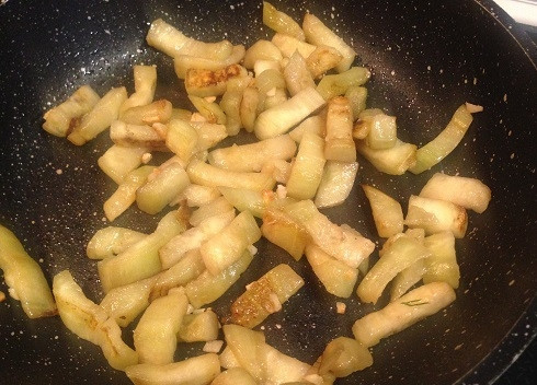 1. Этап. Салат с пастой, баклажанами и брынзой: 5. Баклажан промоем под проточной водой, отжимаем и отправляем на сковороду. Обжариваем на большом огне до любимого вами состояния. Помешиваем все время!